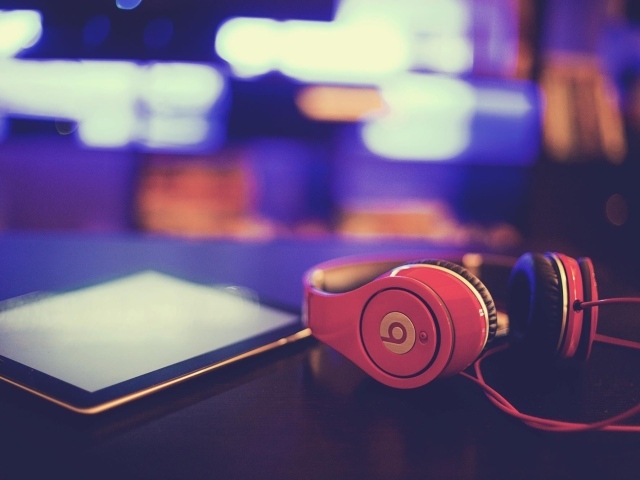 Красные наушники Beats by Dre