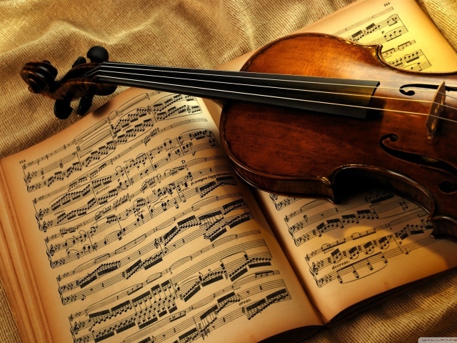 Скрипка на книге с нотами
