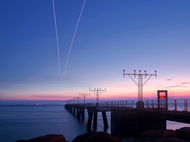 Мост с антеннами в заливе