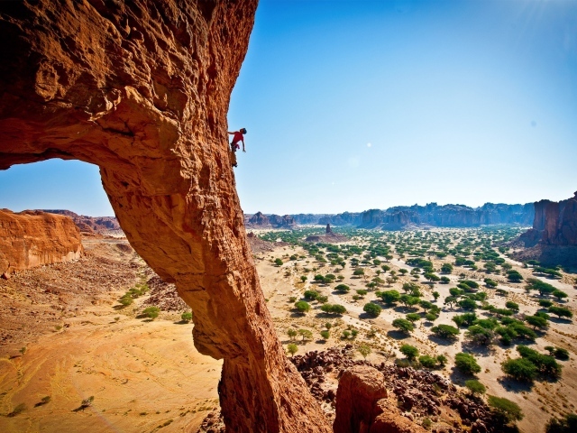 Бесстрашный скалолаз взбирается по скале