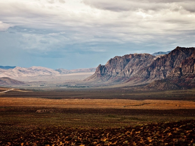 Неприветливая равнина между скалами