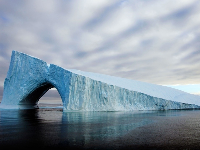 Аккуратный тоннель в леднике