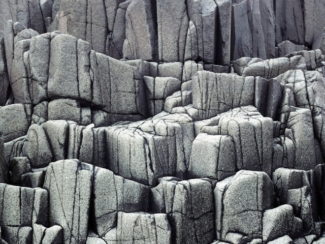 Нагромождение серых скал