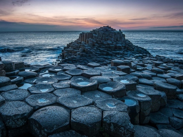 Скалы похожие на соты