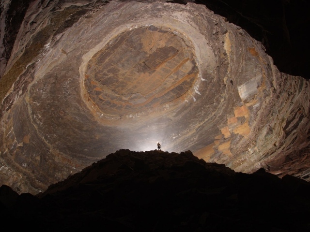 Огромный зал в пещере