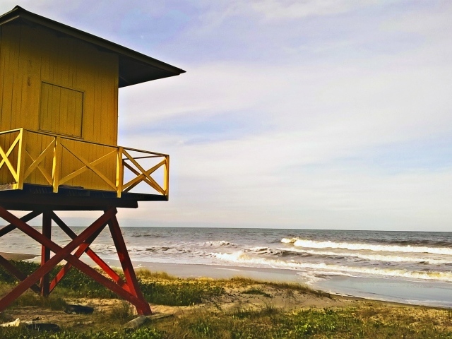 Желтая будка смотрителя пляжа