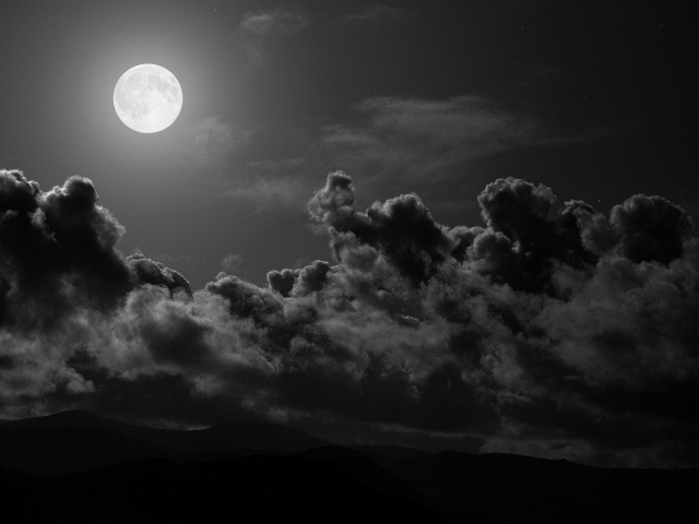 Луна среди черных облаков