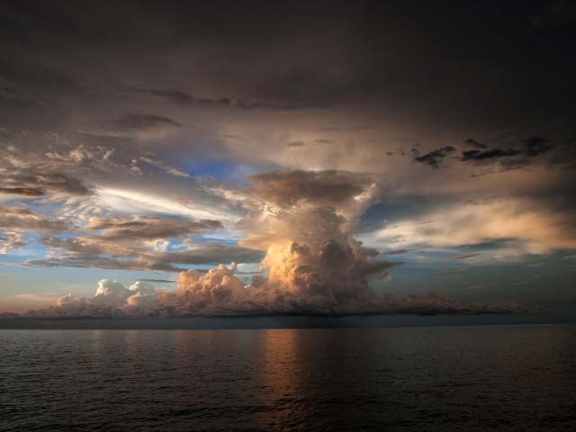 Над морем формируется торнадо