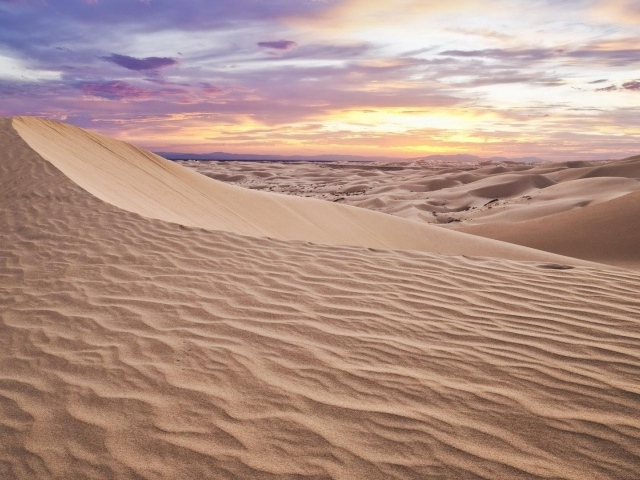 Бежевый песок в пустыне