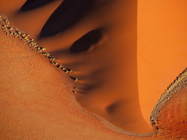 Камни на песке в пустыне