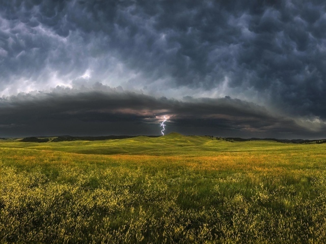 Гроза приближается к зеленому полю