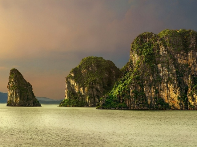 Острова скалы в тропическом море