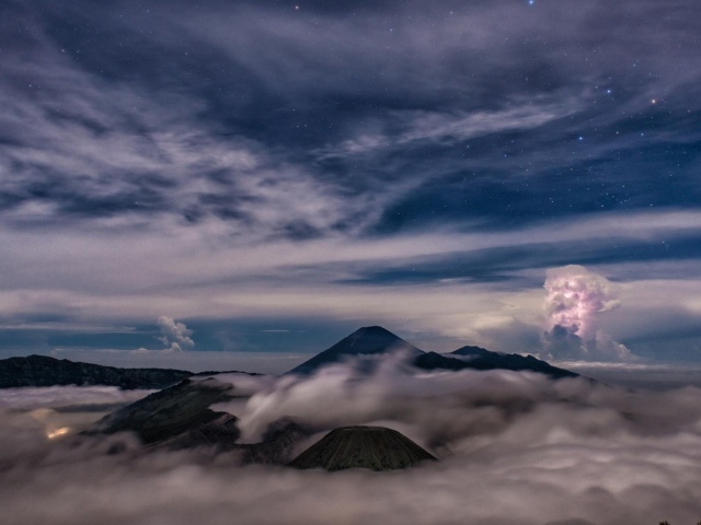 Звездное небо над облаками и туманом в горах