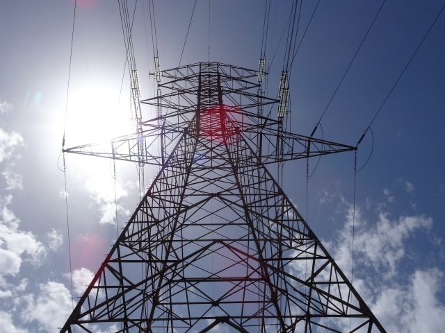 Столб ЛЭП на фоне неба