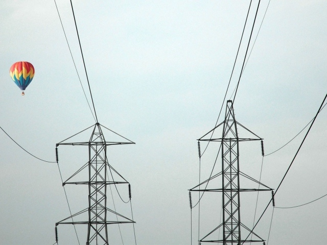 Воздушный шар над ЛЭП