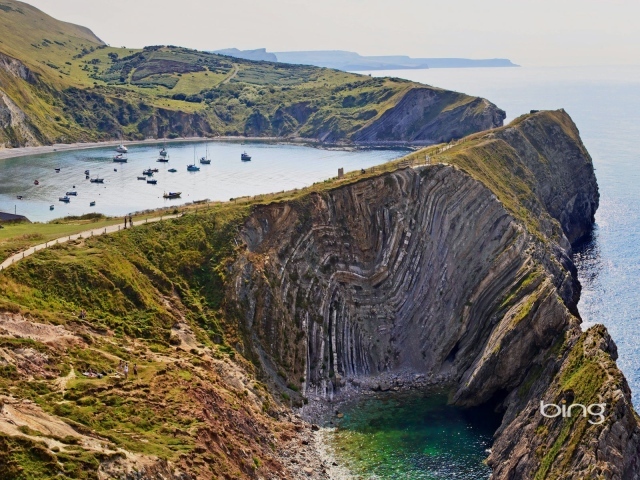 Лодки в озере у берега моря