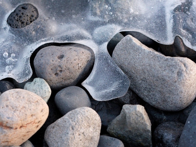 Лед на камнях