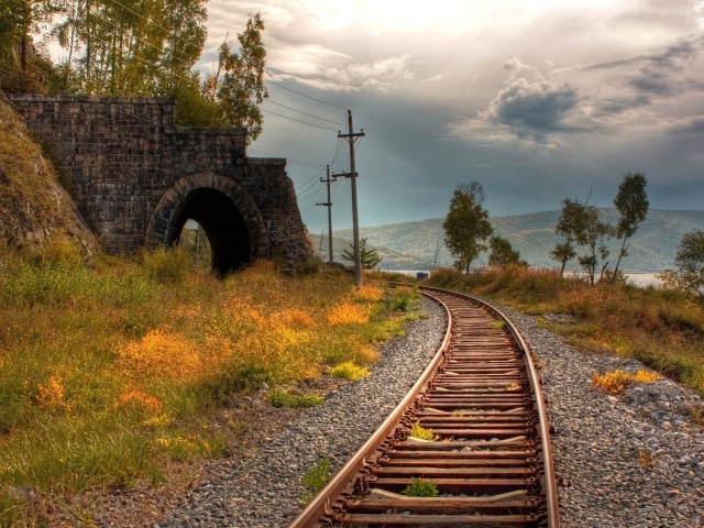 Старая железная дорога у разрушенного тоннеля