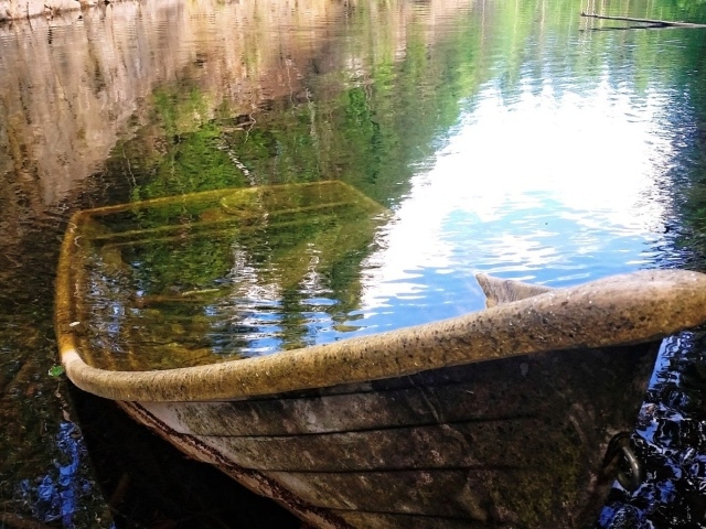 Заброшенная лодка затоплена у берега озера