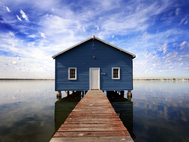 Синяя лодочная станция на озере