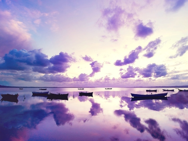Лодки на фиолетовом озере