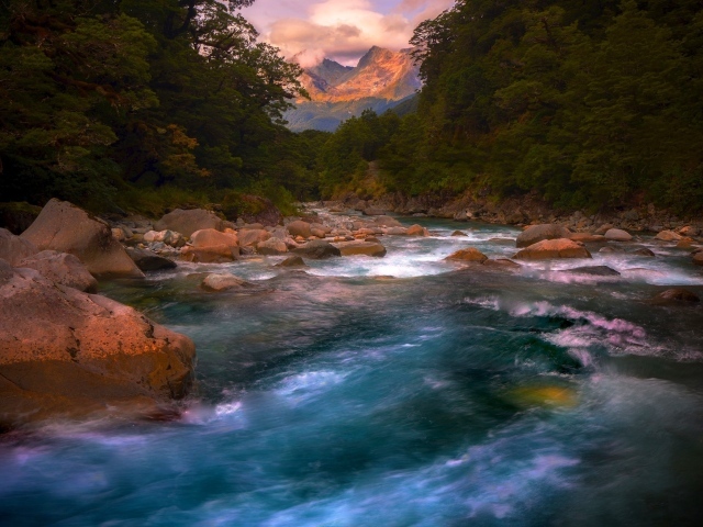 Валуны в бурной горной реке