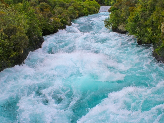 Бурная голубая река в горах
