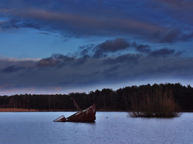 Баржа затонула в озере