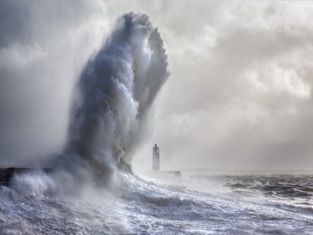 Огромная волна над маяком