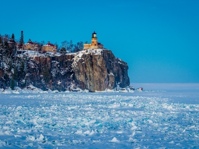 Маяк над замерзшим морем