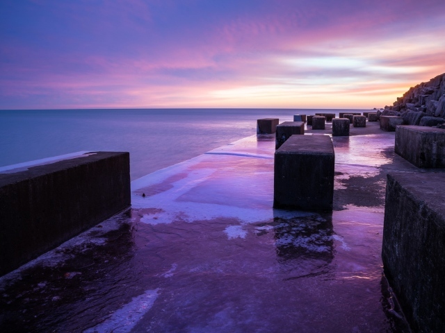 Каменные блоки на набережной