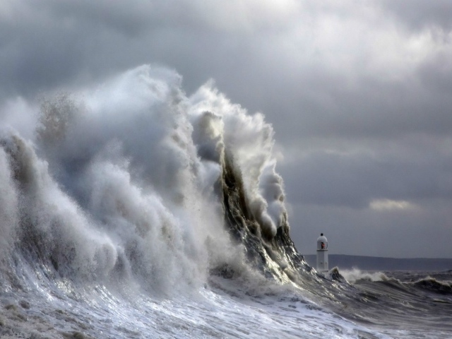 Волна накрывает маяк