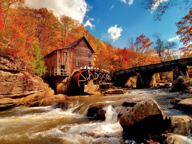 Мельница на реке в осеннем лесу