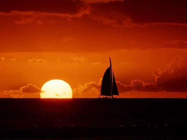 Черный силуэт паруса на закате