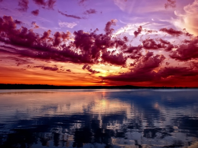 Насыщенные красные облака на закате, фото HDR