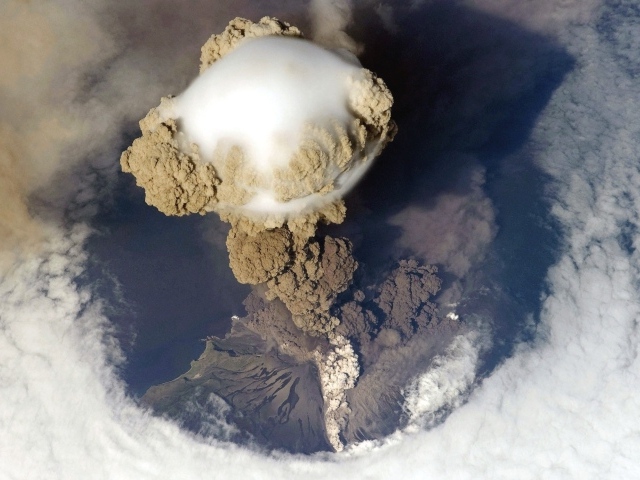 Облако дыма над вулканом, фото из космоса