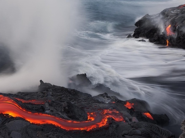 Река лавы на берегу моря