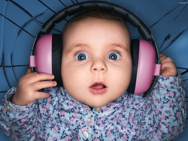 Ребенок в розовых наушниках