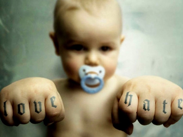 Надписи на пальцах малыша