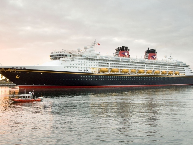 Черный королевский круизный лайнер