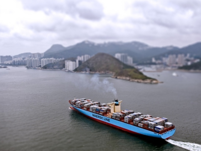 Контейнеровоз отправляется в путь