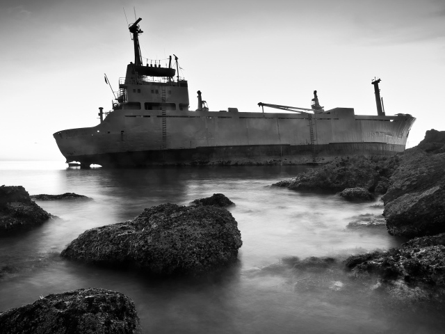 Корабль у рифов