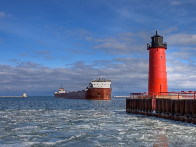 Танкер на рейде у маяка