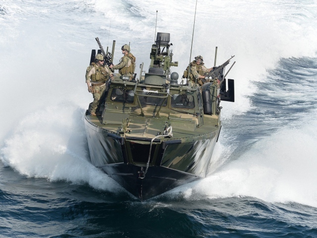 Солдаты на катере