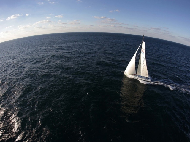 Яхта в бескрайнем океане