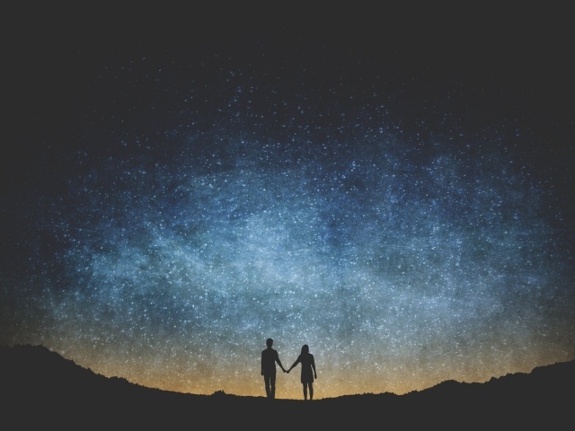 Влюбленные смотрят на звезды