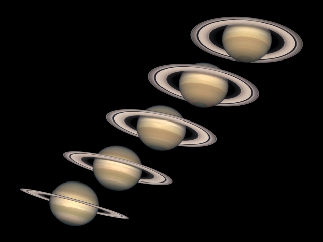 Несколько одинаковых планет на черном фоне