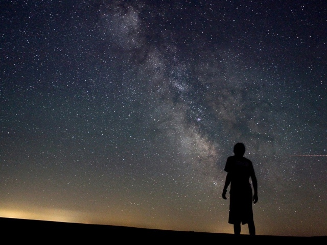 Силуэт девушки на фоне Млечного пути