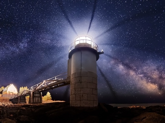 Маяк на фоне звездного неба