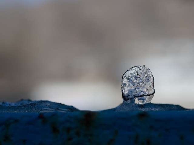 Кристаллик льда на поверхности снега